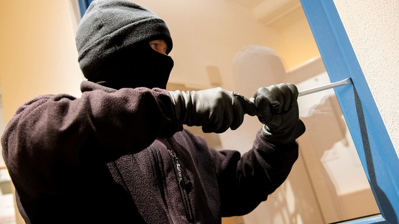 Einbrecher versuchen oft, Fenster oder Türen aufzuhebeln, um in ein Haus oder eine Wohnung zu gelangen.