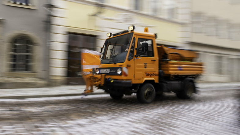 Winterdienst in Pirna: Ab 3.30 Uhr rücken die Streufahrzeuge aus.