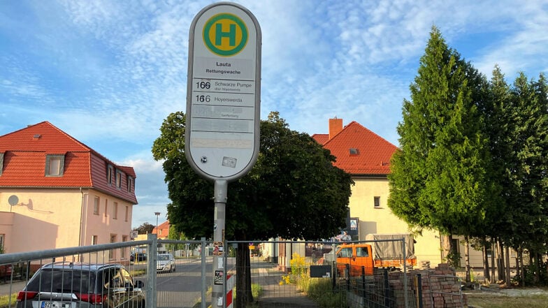 Baustelle an der Lautaer Mittelstraße: Die alte Bushaltestelle ist weg. Bis die neue steht, wird die Zuwegung zum nahen Parkplatz noch verändert.