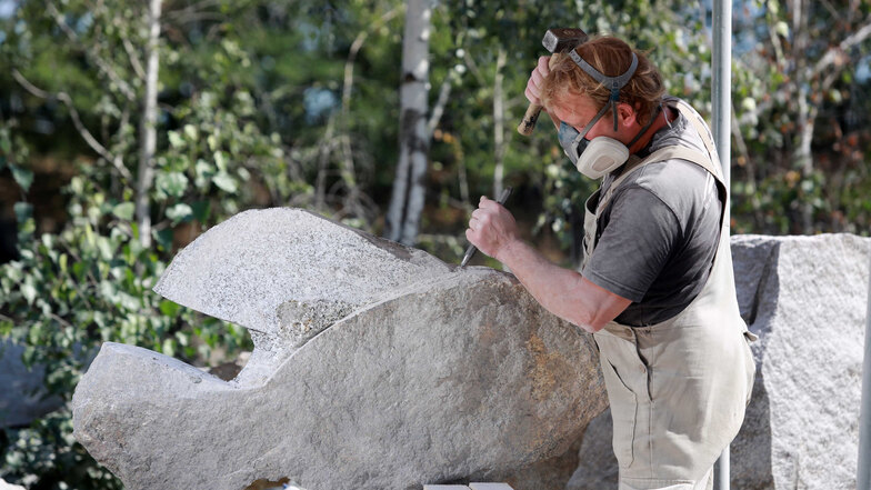 Der Dresdner Steinbildhauer Gerhard Männel ist zum ersten Mal dabei. Eigentlich arbeitet er mehr mit Sandstein, stellt sich jetzt aber der Herausforderung Granit, wie er sagt. Er will ein Fischmotiv realisieren.