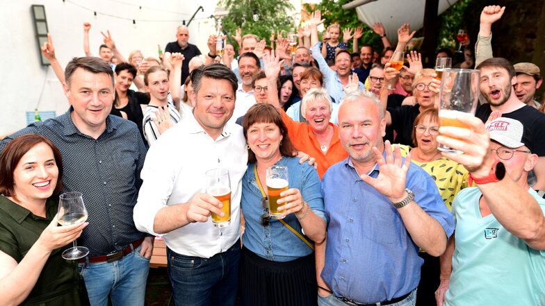 Zittaus alter ist auch neuer Oberbürgermeister: Thomas Zenker (Zkm) feiert mit Anhängern und Freunden am Sonntag im Biergarten vom Vinyl. Zu den Gästen gehören auch Liberec' Hauptmann Martin Puta und Hradeks Bürgermeister Josef Horinka.