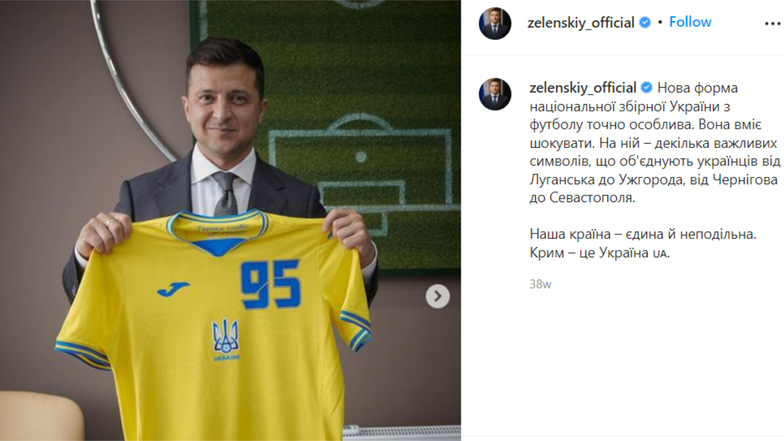 Das originale Bild zeigt den ukrainischen Präsident Wolodymyr Selenskyi mit einem Trikot des Nationalteams.