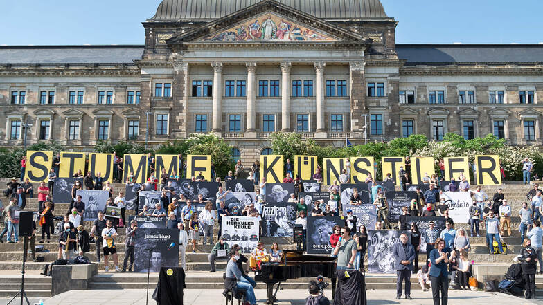 Von wegen stumm – bunt und lautstark verschaffte sich die Dresdner Kulturszene am Freitag nicht zum letzten Mal Gehör.