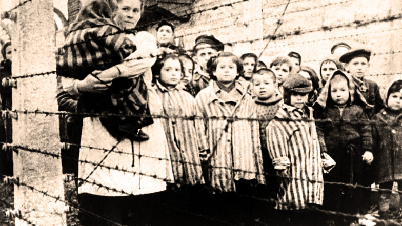 Jüdische Kinder hinter Stacheldraht: Am 27.
Januar 1945 wurde das KZ Auschwitz von der Roten Armee befreit. Seit 25 Jahren wird an diesem Datum in Deutschland der Opfer des Nationalsozialismus
gedacht.