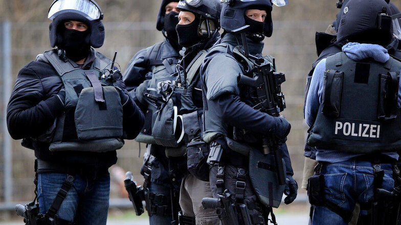 Schwer bewaffnete Polizisten wie auf diesem Symbolfoto rückten im Februar in Oderwitz an.