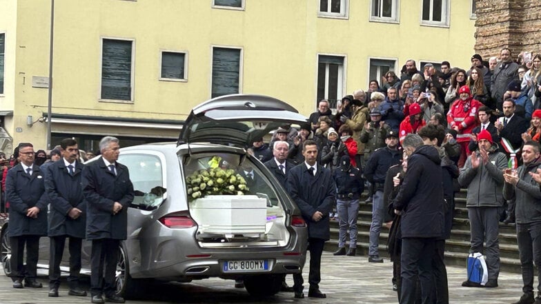 Vor einer Kirche nahmen Menschen im Dezember 2023 Abschied von einer 22-jährigen Italienerin, die von ihrem Ex-Freund umgebracht wurde.  An der Trauerfeier in der norditalienischen Stadt Padua, nahmen 1.200 Menschen teil.