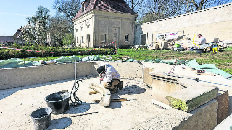 Die Arbeiten am Brunnen in Tiefenauer Rosengarten schreiten voran. Polnische Steinmetze arbeiten hier für die Firma des niederländischen Gutsbesitzers Henry de Jong. Auch im Pavillon in der Bildmitte geben sich die Handwerker die Klinke in die Hand.