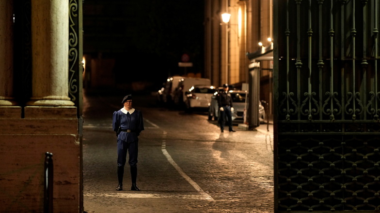 Ein Offizier der Schweizergarde patrouilliert am späten Donnerstagabend am Santa-Anna-Tor des Vatikans.