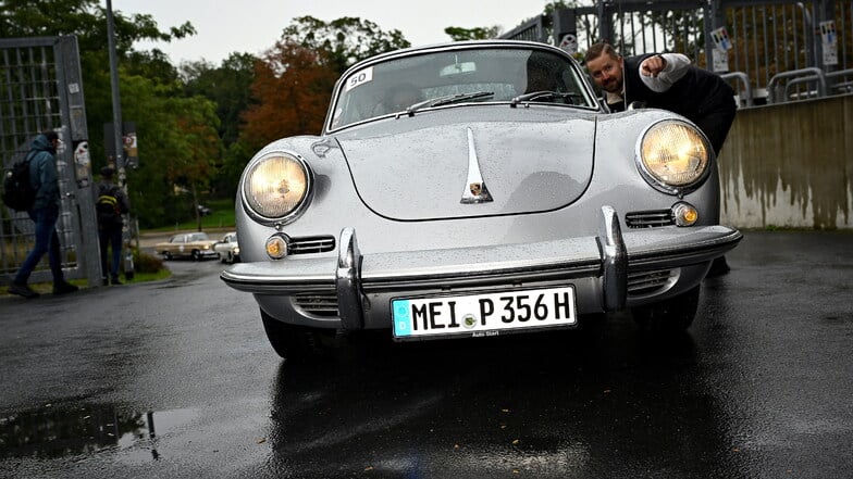 Porsche 356 SC, Baujahr 1963, mit Fahrer Elias Beger und Beifahrerin Antje Beger.