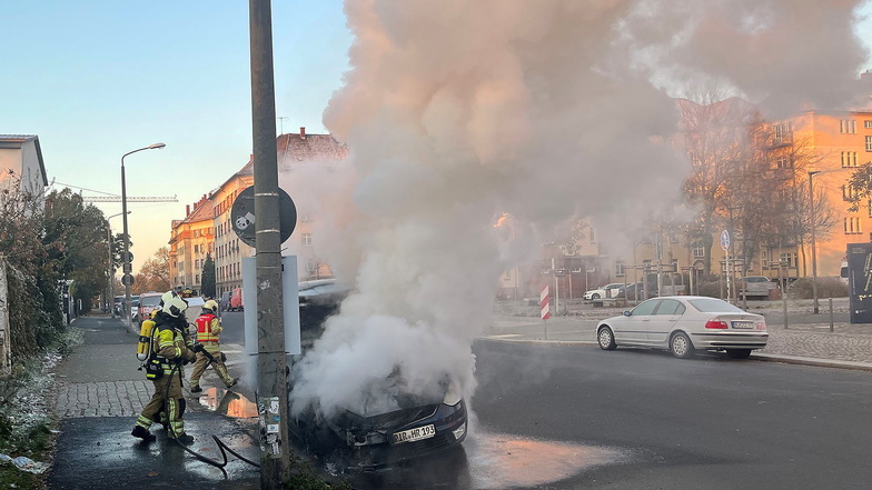 Mit Wasser und Schaum löschen  Feuerwehrleute die Flammen in der Leipziger Vorstadt.