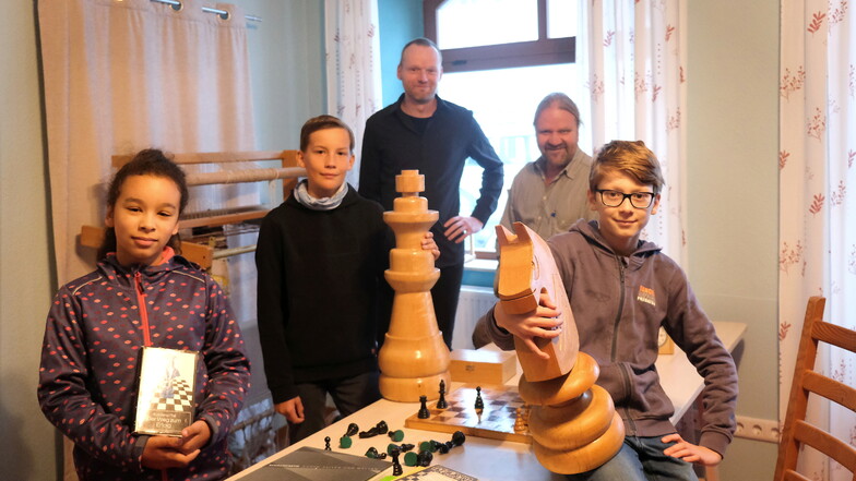 Schachfreunde (v.l.) Sia, Moritz, Florian Mallock, Jochen Rohde und Franz.