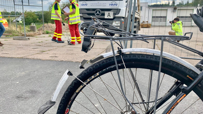 Ein 59-jähriger Radfahrer verunglückte in Heidenau tödlich. Die Geschäftsleitung der Heidenauer Metallverwertungs GmbH weist darauf hin, dass die Firma in keinem Zusammenhang zu diesem Unfall steht.