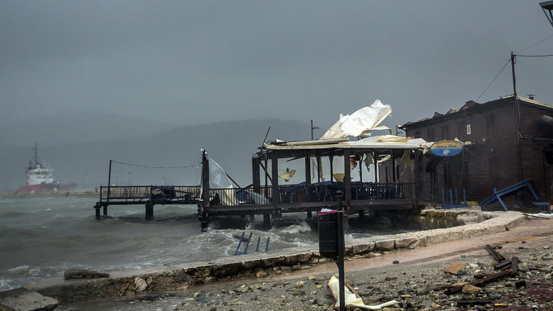 Wellen brechen im Hafen von Argostoli in einer Taverne ein.