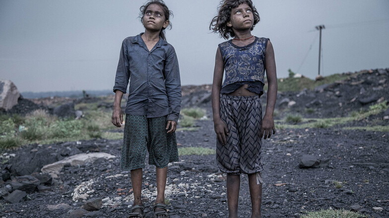 Der zweite Preis geht an den indischen Fotografen Supratim Bhattacharjee. Er rückt das Schicksal arbeitender Kinder auf den größten Kohlefeldern Asiens in den Blickpunkt.