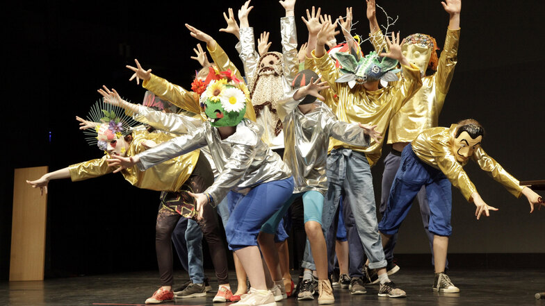 Eine Szene aus dem Theaterstück „Letzte Nachrichten an die Sterne“. Diese neue Produktion haben die Gymnasiasten jetzt in Leipzig aufgeführt.