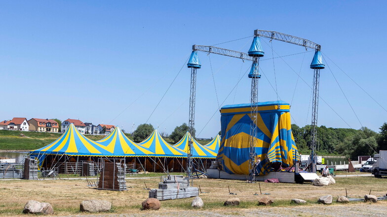 Dienstnachmittag liefen Aufbauarbeiten am Zirkuszelt.