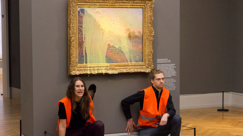 Protestler der "Letzten Generation" in Potsdam bewarfen das Gemälde "Getreideschober" von Claude Monet im Museum Barberini mit Kartoffelbrei