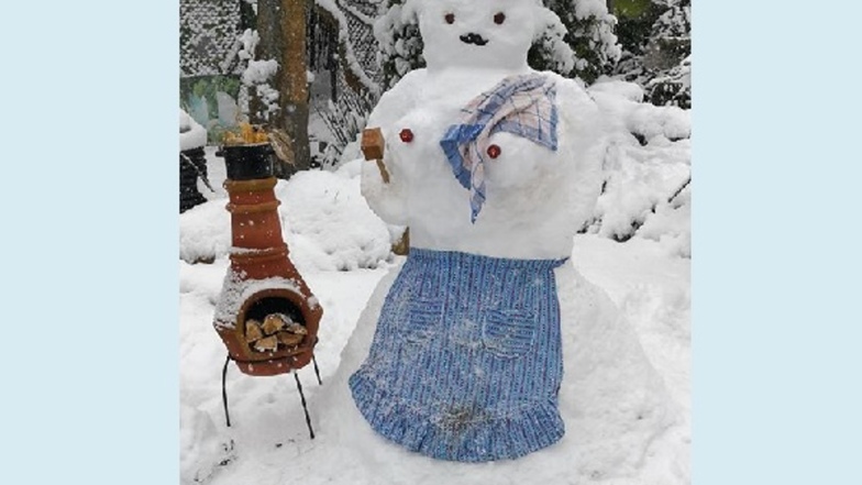 Familie Lehmann aus Taschendorf nutzte den Sonntag, um eine Schneefrau zu bauen. „Entstanden ist unsere Schneeköchin, der es beim Kochen des Sonntagsbratens mächtig heiß wurde“, mailte die Familie an die SZ.