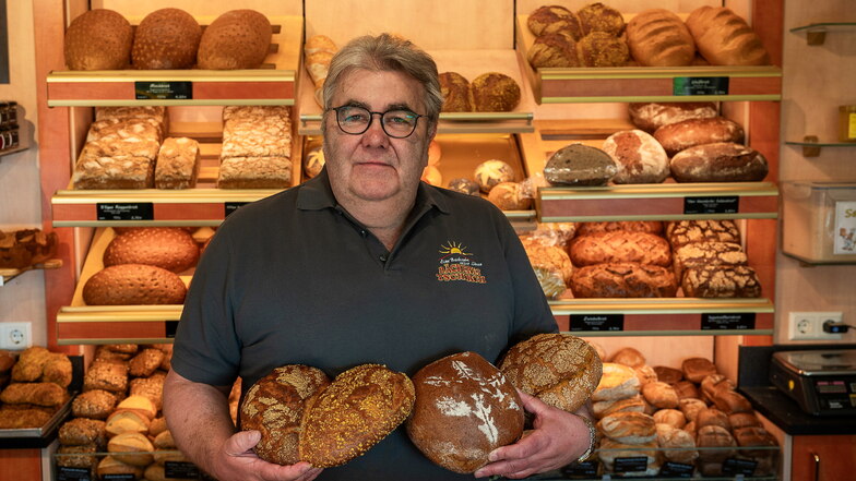 Bäckermeister Michael Tschirch aus Ober-Neundorf bei Görlitz mit einer Auswahl seiner Brote (von links): Schlesier-Herz, Frühlingsbrot und Senfbrot.