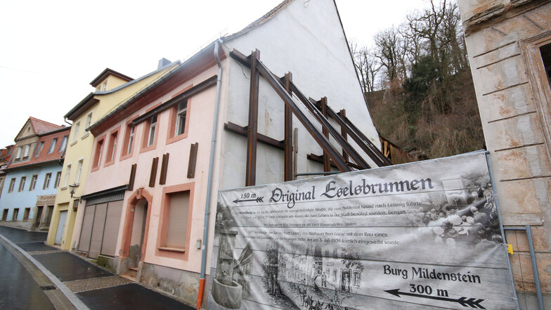 Wegen des Tiefbaus vor der Haustür musste das Gebäude Schlossberg 83 in Leisnig im vergangenen Jahr mit Stahlträgern gesichert werden. Im Moment verdeckt ein origineller Wegweiser die Tristesse der Baulücke.