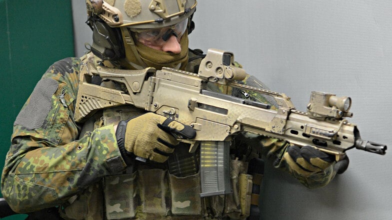 Ein Soldat trainiert mit einem Sturmgewehr vom Typ G36 von Heckler & Koch.