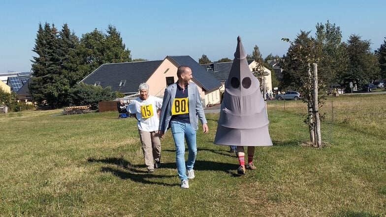 Gastwirt Ulrich Burkhard, der Initiator des Aussichtsturms, war beim Fest als Hörnchen unterwegs - hier mit Bürgermeister Sven Gleißberg.