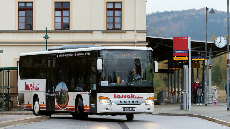Bus am Bahnhof in Neustadt. Immer wieder gibt es auf der Bahnlinie RB71 Schienenersatzverkehr.