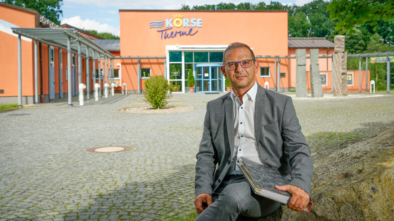 Mit seiner Stadt Schirgiswalde-Kirschau finanziert Bürgermeister Sven Gabriel über die Hälfte des Betriebes der Kirschauer Körse-Therme. Das sei nicht mehr zu stemmen, findet er und nimmt den Landkreis in die Pflicht.