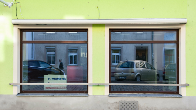"Zu vermieten" ist in Schaufenstern leerstehender Geschäfte in Großenhain oft zu lesen. Doch nicht überall. Kontakte zum Eigentümer herzustellen, ist nicht einfach.