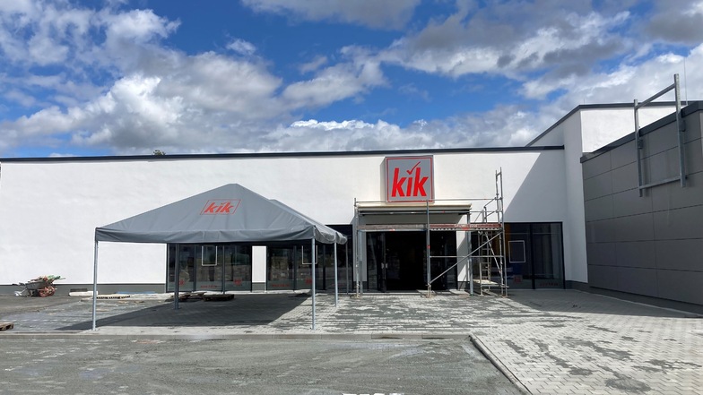Im  neuen  Nahkaufzentrum in Hartha wird zurzeit der KiK eingeräumt.  Für den 12. August ist die Eröffnung geplant.