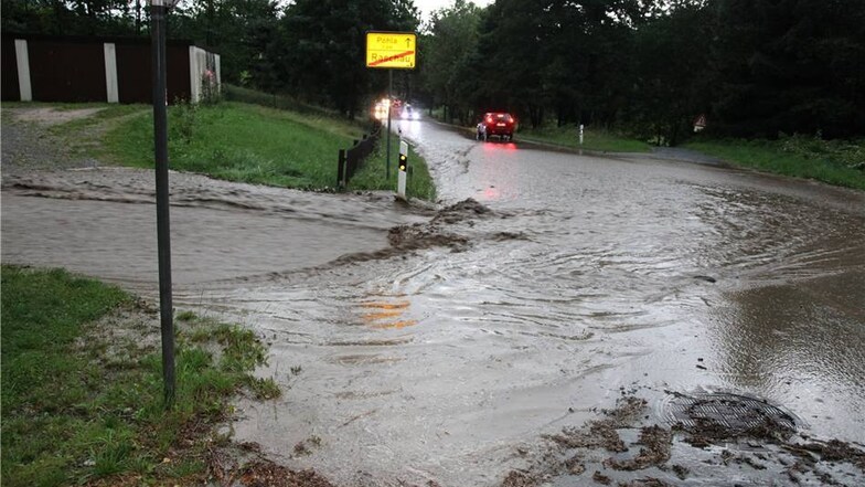 In Raschau wurde die Staatsstraße 271 überflutet...