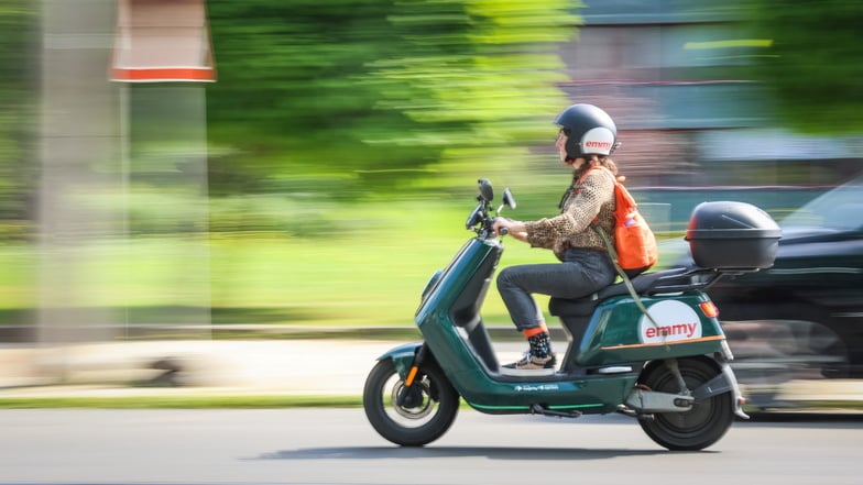 Sind die neuen Emmy-Leih-E-Mopeds ein gutes Mittel, um von A nach B zu kommen? Sächsische.de-Reporterin Theresa Hellwig hat es getestet.