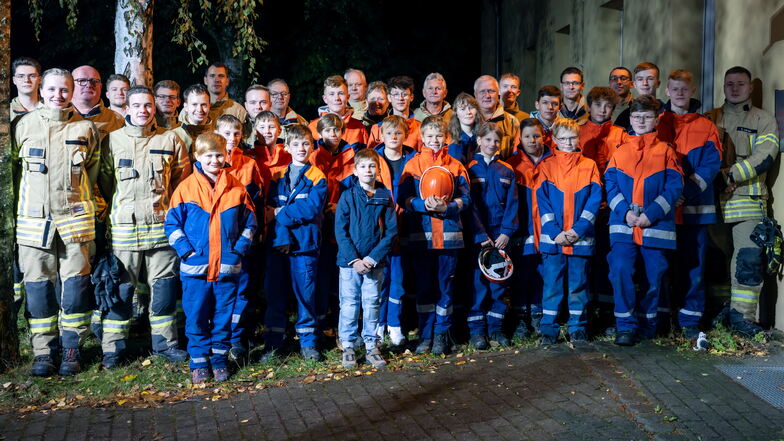 Die Freiwillige Feuerwehr Stiebitz zählt 30 aktive Mitglieder. Ortswehrleiter Ronny Wollmann (3.v.l.) führt die Feuerwehrleute an. Auch eine Jugendfeuerwehr mit 24 Mitgliedern gibt es.