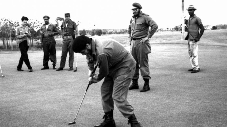 undatiert:  Unter dem strengen Blick des bebrillten Miximo Lider versucht sich Ernesto "Che" Guevara im Putten auf dem Golfplatz.