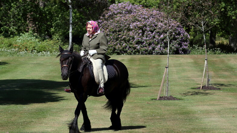 Königin Elizabeth II. reitet im Windsor Home Park auf dem 14-jährigen Fell-Pony Balmoral Fern.