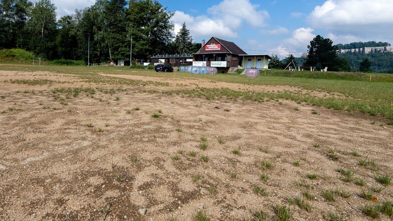 Mehr "Acker" als Rasen: Der Fußballplatz in Pfaffendorf bei Königstein.