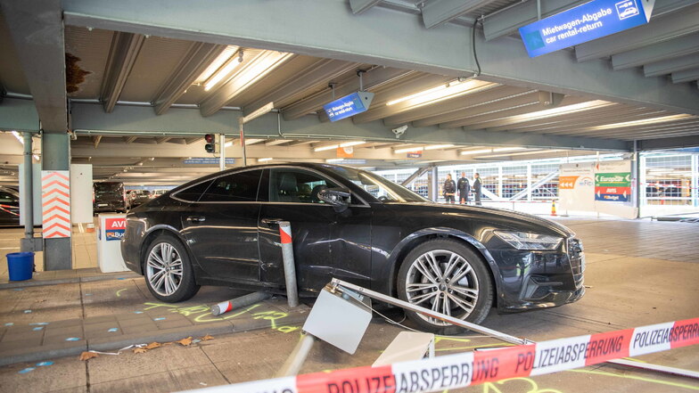 In einem Parkhaus am Flughafen Köln/Bonn hat ein Autofahrer am Freitag mehrere Fußgänger verletzt.