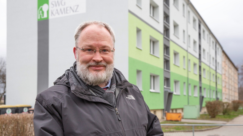 Wulf-Dietrich Schomber ist Geschäftsführer der städtischen Wohnungsgesellschaft SWG in Kamenz. Trotz unsicherer Zeiten für die Wohnungswirtschaft wird der Block an der Straße der Einheit modernisiert.