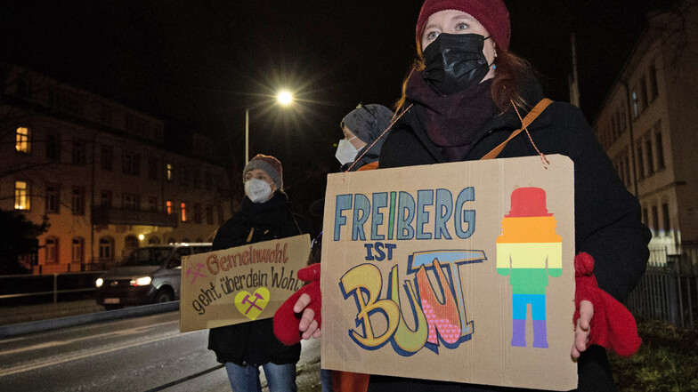 Bereits zur Montagskundgebung in dieser Woche haben sich mehrere Bürger aus Freiberg zu einem Gegenprotest versammelt.