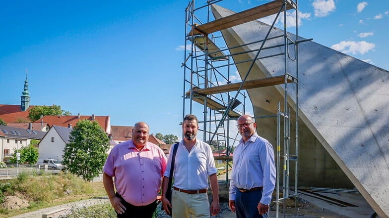 Spitz ragt der neue Pavillon im Ortszentrum von Panschwitz-Kuckau in die Höhe. Bürgermeister Markus Kreuz (l.), Marko Zieschwauk (M.) und Gemeinderat Peter Rietscher sind froh, sich für diese Variante entschieden zu haben.