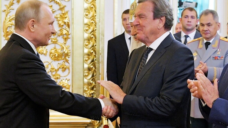 Eine umstrittene politische Freundschaft: Wladimir Putin und Gerard Schröder