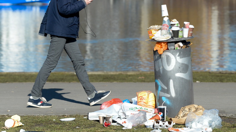 Die Kommunen könnten künftig bei den Kosten der Müllbeseitigung in Parks und Straßen entlastet werden.