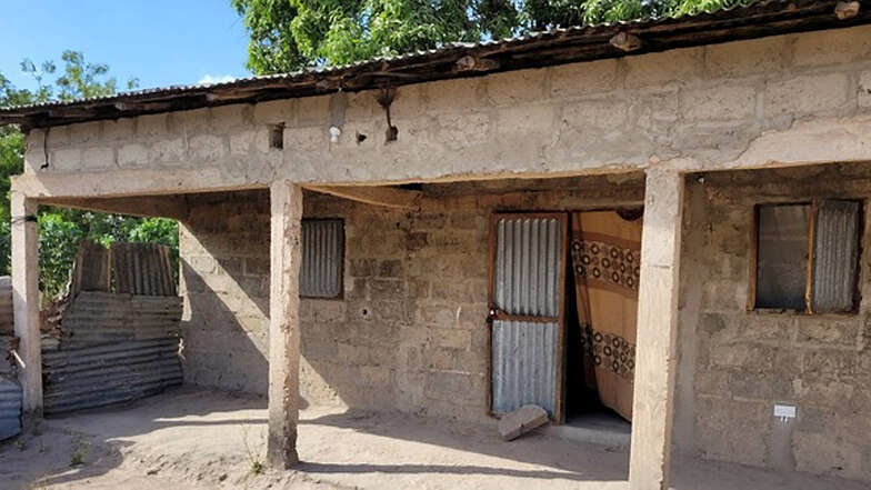 Das dank Ralf Gerstmanns Hilfe neu errichtete Haus der gambischen Familie, dessen Original von einem Sturm anno 2021 unbewohnbar gemacht worden war. Nach europäisch-deutschen Maßstäben eine sehr minimalistische Wohnung, aber in Gambia durchaus schon bescheidener Wohlstand.