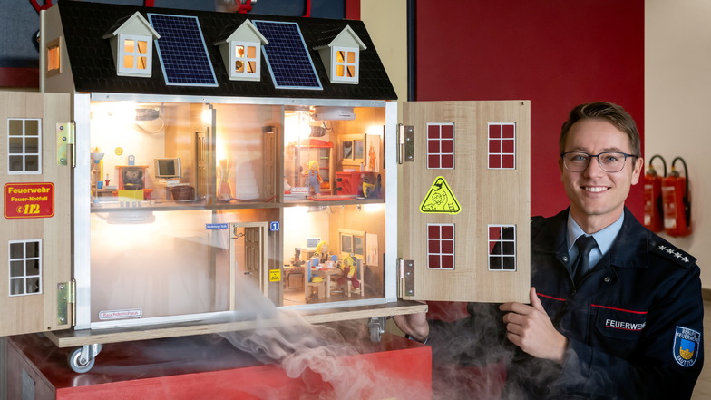 Bautzens Stadtwehrleiter Markus Bergander zeigt ein Modell, mit dem simuliert werden kann, wie sich Brände in einem Wohnhaus verhalten.