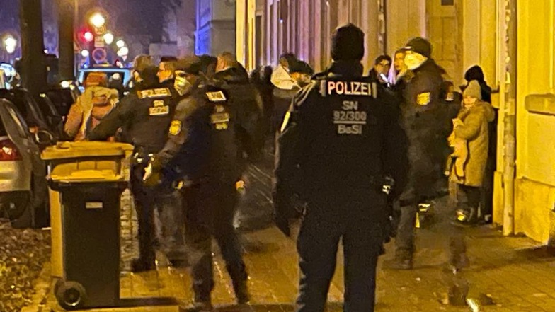 Die Polizei hindert den Zug in Dresden-Pieschen am Weitergehen.