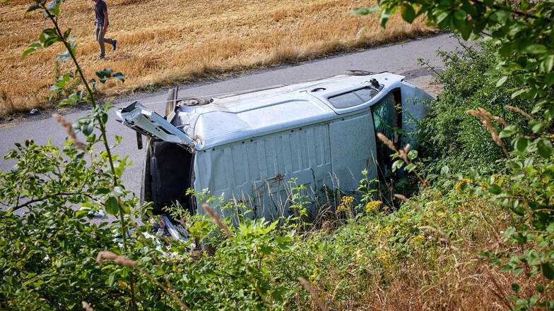 Schleuserwagen überschlägt sich an der A17 - ein Mensch stirbt