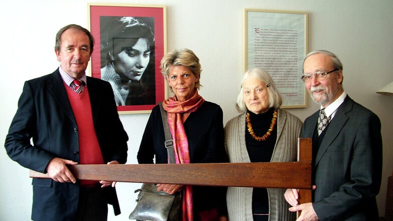 Architekt Jens Ebert (links) besuchte mit seiner Frau Monika im Mai 2014 auch die Brigitte-Reimann-Begegnungsstätte. Gastgeschenk: die Ebenholz-Zeichenschiene von Prof. Richard Paulick. Helene und Martin Schmidt freuten sich über die Gabe.