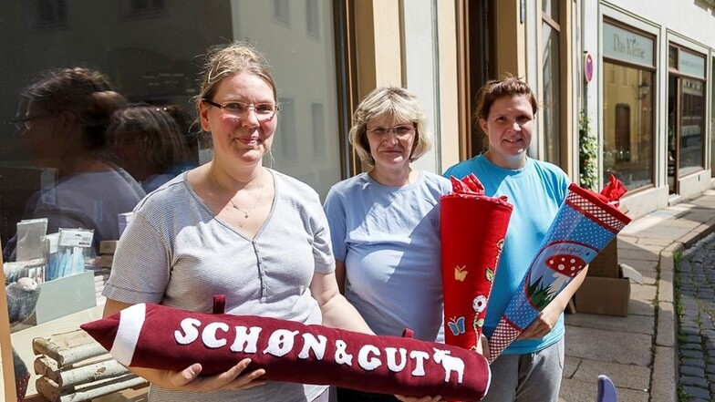 Hjørdis Kalke, Sike Beischmidt und Tina Grahl (v.l.) stehen vor dem neuen Geschäft auf dem Klosterplatz.
