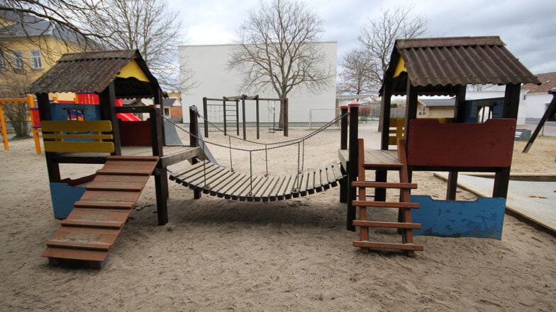 Wo derzeit im Außenbereich der Kita „Meisennest“ in Straßgräbchen noch Sand zu finden ist, sollen sich die Kinder künftig auf Rasen austoben können.