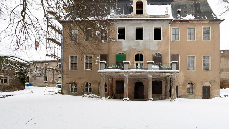 Das Schmöllner Schloss im Schnee. Inzwischen hat es einen neuen Eigentümer.